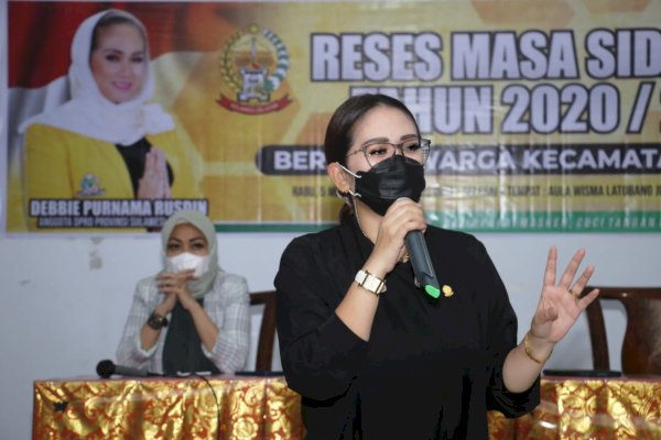 Warga Tamalate Makassar Curhat ke Debbie Rusdin, “Pendataan BLT Berbelit-belit Bu..”