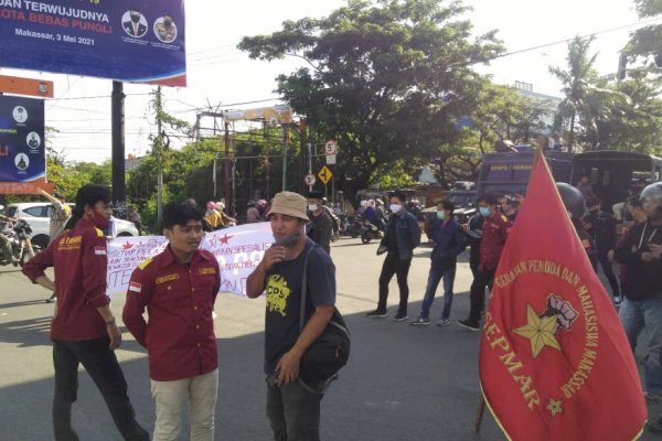 Jelang Buka Puasa, Mahasiswa Demo dan Bakar Ban Bikin Macet Jalan Sultan Alauddin Makassar