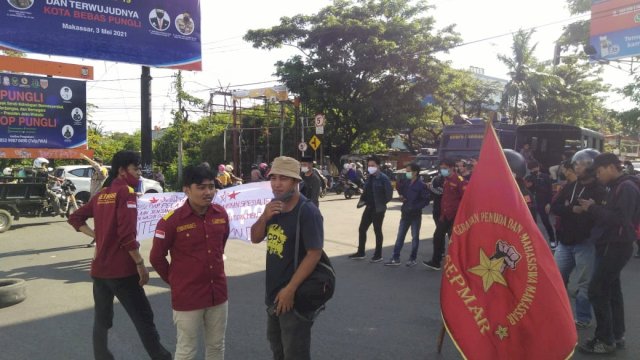 Unjukrasa mahasiswa di pertigaan Jalan Sultan Alauddin dan AP Pettarani, Makassar, Minggu (2/5/2021).