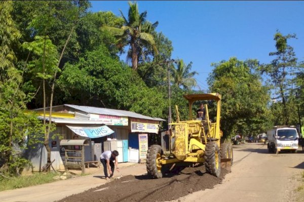 Sempat Ditanami Pisang, Pemkab Pangkep Inisiatif Perbaiki Jalan Wewenang Pemprov Sulsel