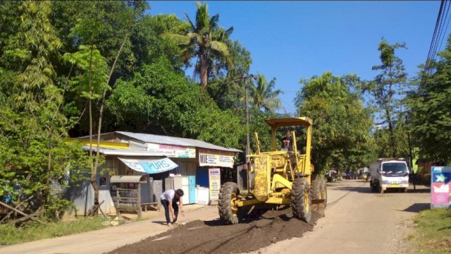 Perbaikan jalan poros Minasatene, Pangkep.