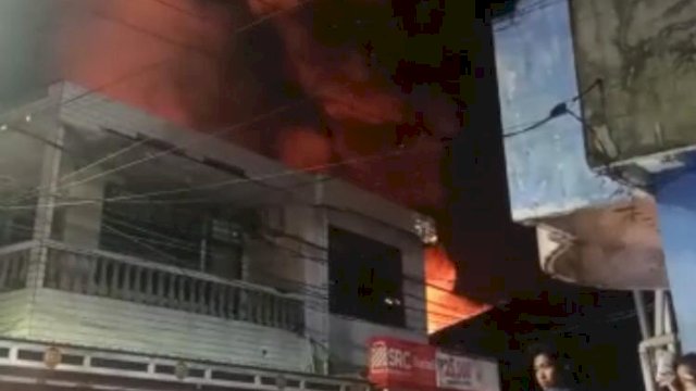 Kebakaran di depan Kantor Kelurahan Layang, Bontoala, Makassar, Minggu (9/5/2021) malam. 