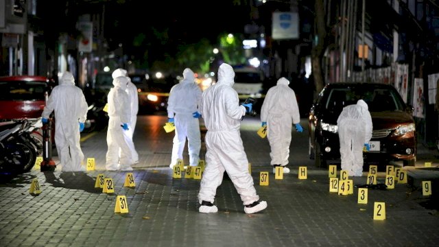 Petugas polisi Maladewa memeriksa setelah ledakan di luar rumah mantan Presiden Mohamed Nasheed di Male, Maladewa, 6 Mei 2021. Foto: REUTERS