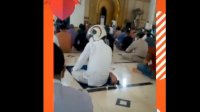 Pakai Peci Sudah Biasa? Pria Ini Cuek Salat di Masjid Pakai Helm, Videonya Viral