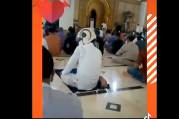 Pakai Peci Sudah Biasa? Pria Ini Cuek Salat di Masjid Pakai Helm, Videonya Viral