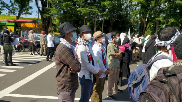 Massa FUIB Sulsel menggelar aksi damai bela Palestina di Monumen Mandala, Makassar, Jumat (21/5/2021).