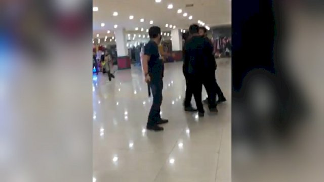 Video viral diduga supervisor ramayana mal panakkukang makassar melakukan pengancaman dengan senjata tajam terhadap karyawan.