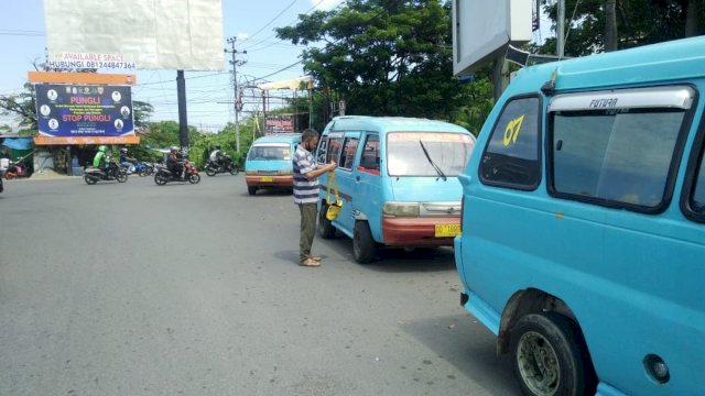 Angkutan umum petepete di sudut Jalan AP Pettarani, Makassar, Senin (24/5/2021). 