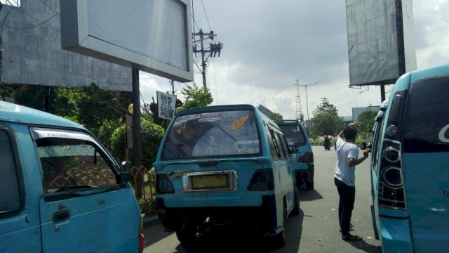 Sejumlah petepete di sudut Jalan AP Pettarani, Makassar, Senin (24/5/2021) menunggu penumpang. 