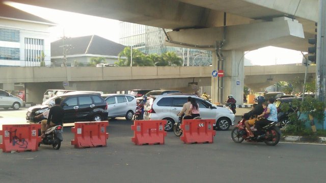 Sejumlah pengendara roda dua yang nekat menerobos barrier di pertigaan Jalan Hertasning dan AP Pettarani, Makassar.