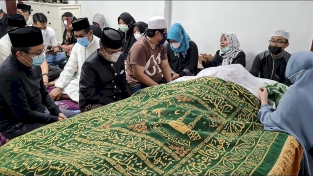 Jenazah almarhum AGH Sanusi Baco di rumah duka, Jalan Kelapa Tiga, Makassar. 