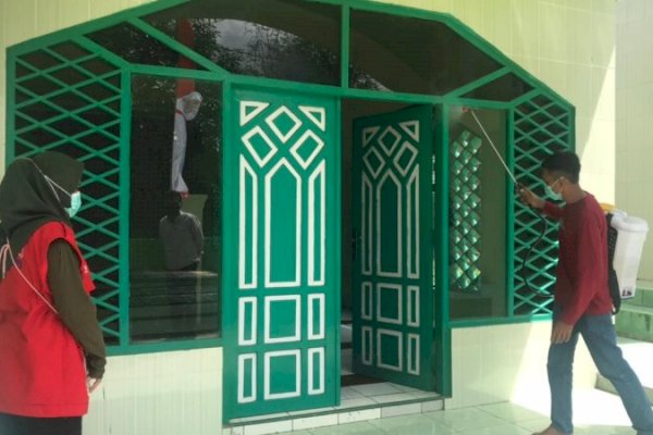 Satgas Penanganan Covid-19 Bantaeng Semprot Disenfektan 264 Lokasi Salat Id