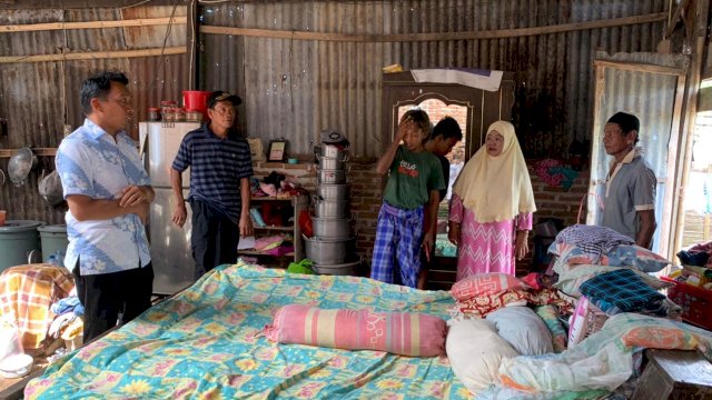 Sekretaris NasDem Sulsel, Syaharuddin Alrif, di lokasi rumah yang akan dibedah. 