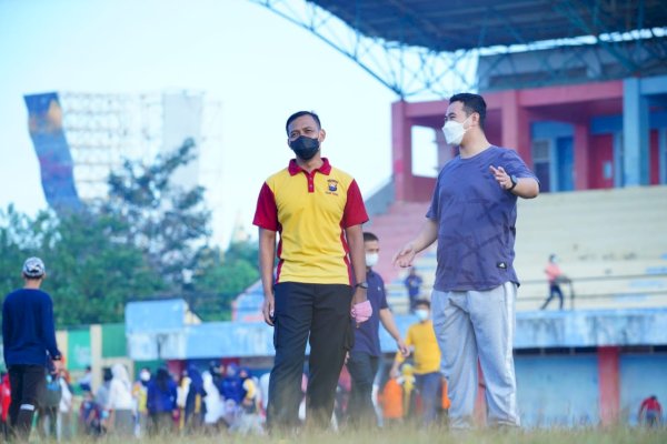 Jumat Bersih, MYL Keringatan Ikut Kerja Bakti di Stadion Andi Mappe