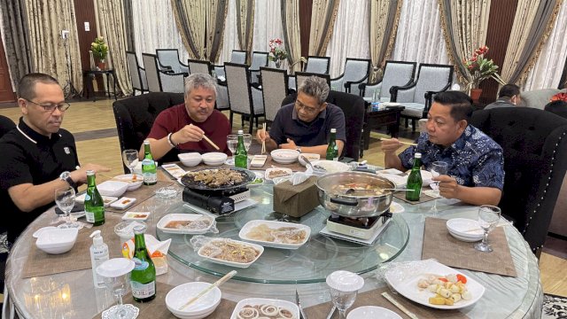 Bupati Pinrang Irwan Hamid Malam-malam Sambangi Rusdi Masse di Rumah Aspirasinya