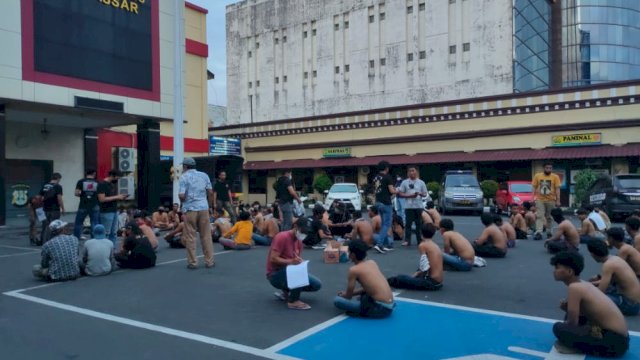 Ratusan terduga preman yang diamankan dalam razia premanisme di Makassar. 
