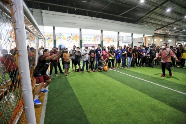 Futsal Bareng, Danny Pomanto Gagalkan Penalti Sudirman Sulaiman