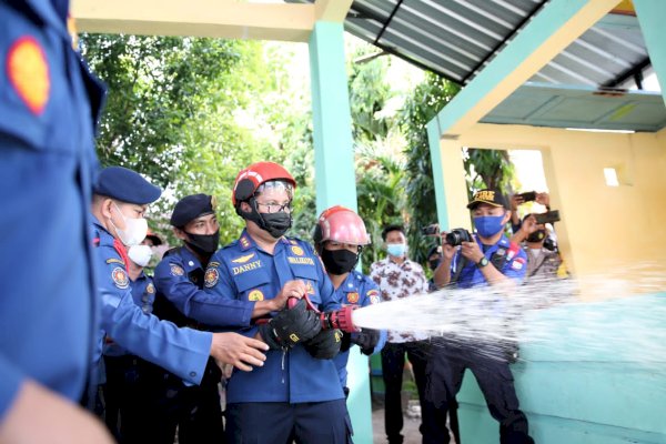 VIDEO Walikota Danny Terjun Langsung Semprot Disinfektan Sekolah di Makassar