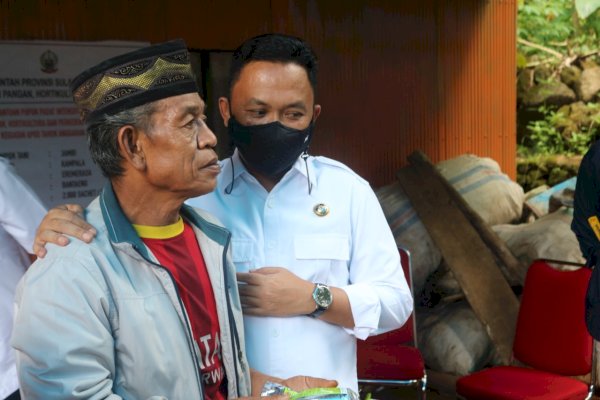 Dorong Pertanian Alami, Bupati Bantaeng Bagi-bagi Pupuk Organik