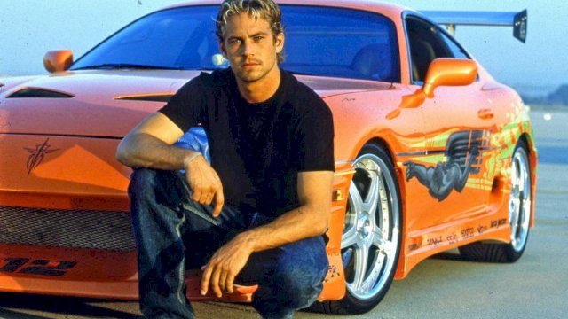 Mendiang Paul Walker, bersama Mobil Toyota Supra miliknya.