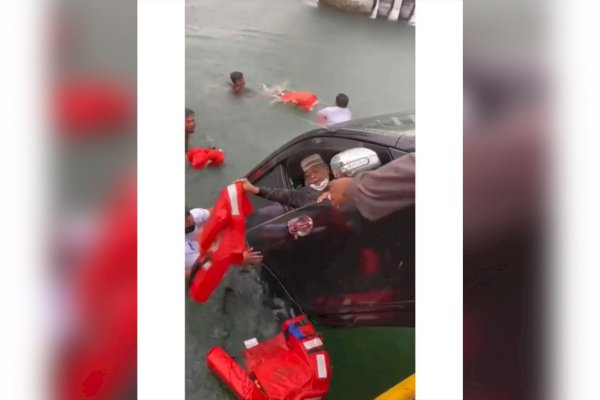 VIDEO Dramatis! Kakek-Nenek Selamat di Atas Mobil yang Jatuh dari Kapal Ferry Danau Toba