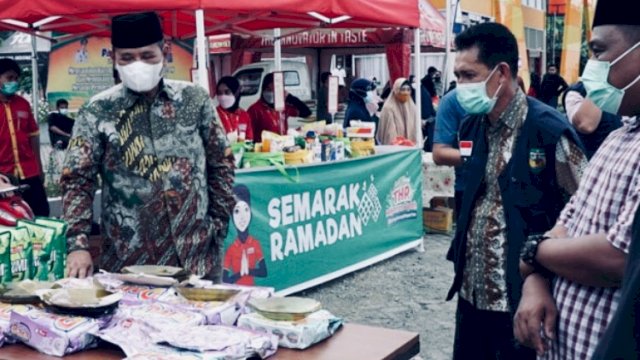 Bupati Luwu Basmin Mattayang Pantau Langsung Pasar Murah di Sentra IKM Barimbing