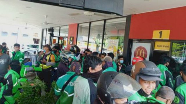 Kerumunan ojol yang memesan BTS Meal di salah satu resmtiran McD di Makassar. (Foto: twitter)