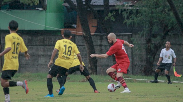 Anco Jansen mencetak dua gol pada laga ujicoba di Bosowa Sport Center, Jumat 25 Juli. PSM menang 4-0 atas Tim PON Sulsel.
