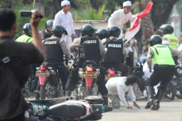 Bentrokan Polisi dan Pendukung Warnai Vonis 4 Tahun Rizieq Shihab