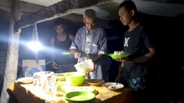 Begini Suasana Makan Malam di Lokasi TMMD Ke-111 Kodim 1415 Selayar