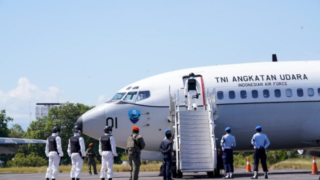 Disaksikan Mahfud MD hingga Plt Gubernur Sulsel, TNI AU Paksa Mendarat Pesawat Asing di Makassar