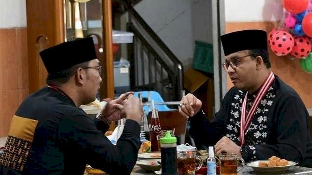 Anies Baswedan mengobrol bersama Ridwal Kamil.