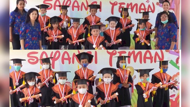 Para Siswa dan Guru TK Karunadipa,Palu,Sulteng Foto bersama seusai acara wisuda.