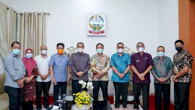 Bupati Wajo, Amran Mahmud, saat menyampaikan rencana kunjungan Presiden Joko Widodo di Kabupaten Wajo, dalam waktu dekat ini, ke Plt Gubernur Sulsel, Andi Sudirman Sulaiman, di Rujab Wagub Sulsel, Rabu malam, 16 Juni 2021.