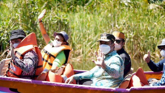 Menteri Pariwisata dan Ekonomi Kreatif Republik Indonesia Sandiaga Uno saat melakukan kunjungan ke Desa Wisata Rammang-Rammang di Kabupaten Maros, Kamis, 17 Juni 2021.Kunjungan Sandiaga didampingi Plt Gubernur Sulsel, Andi Sudirman Sulaiman, turut serta Youtuber Atta Halilintar dan adiknya Thariq juga influencer Makassar, Tumming-Abu.