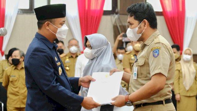 Lantik 77 ASN, Plt Gubernur : Belanja Langsung Diperkuat, Tuan Rumah Harus Melayani Masyarakat