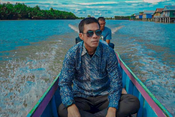 Legislator NasDem Sulsel Muhammad Naik Perahu Susuri Sungai di Bone saat Kundapil