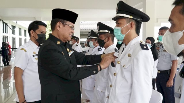 Bupati Luwu, DR H Basmin Mattayang, saat melakukan pelantikan.