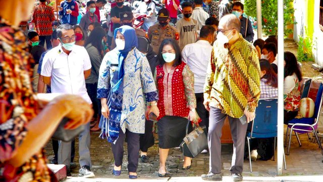Wakil Wali Kota Makassar Fatmawati Rusdi, saat melakukan kunjungan ke Kantor PGIW SulSelbar meninjau pelaksanaan vaksinasi massal di Kantor PGIW, Kamis (24/6/2021).