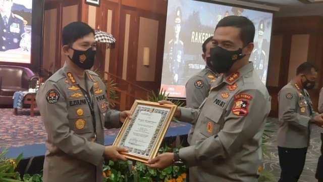 Kabid Humas Polda Sulsel, Kombes Pol E Zulpan, menerima piagam penghargaan dari Kadiv Humas Polri,&nbsp; Irjen Pol Raden Prabowo Argo Yuwono, di The Patra Hotel Kuta, Denpasar Bali, Jumat (4/6/2021).