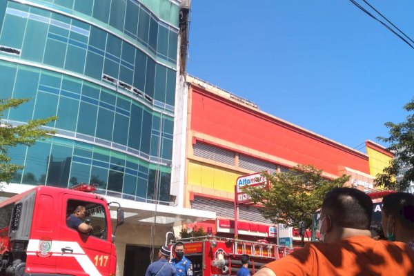 Polisi Dalami Penyebab Kebakaran Gedung Dillah Grup di Jalan Pengayoman Makassar