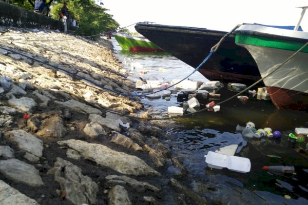 Lagi, Pantai Losari Makassar Dipenuhi Sampah Plastik