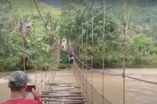 Aksi Pelajar Bertaruh Nyawa di Sulbar, Seberangi Sungai dengan Bergantung di Tali Jembatan Rusak