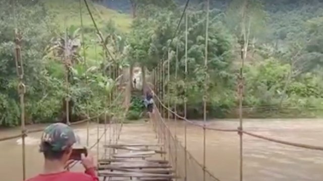 Aksi Pelajar Bertaruh Nyawa di Sulbar, Seberangi Sungai dengan Bergantung di Tali Jembatan Rusak 
