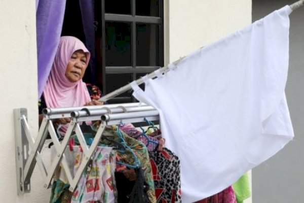 Tak Mampu Lagi, Warga Kota Surabaya Kibarkan Bendera Putih Tanda Menyerah Hadapi PPKM Darurat