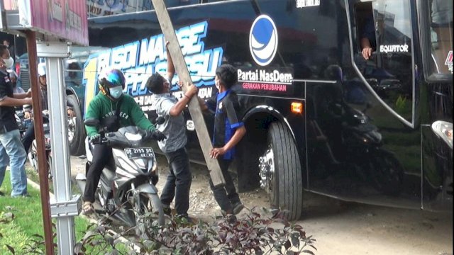 Mau ke Jeneponto Bawa Bantuan, Bus NasDem Terjebak Macet Karena Demo di Makassar