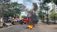 Mahasiswa Demo Lagi, Sandera Truk dan Bakar Ban Hingga Bikin Macet Jalan Sultan Alauddin