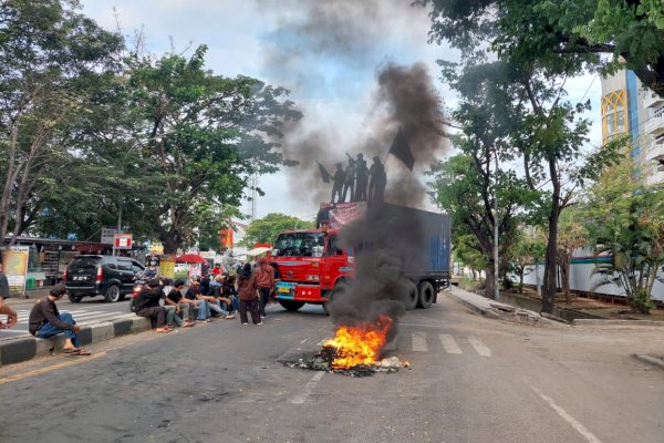 Mahasiswa Demo Lagi, Sandera Truk dan Bakar Ban Hingga Bikin Macet Jalan Sultan Alauddin