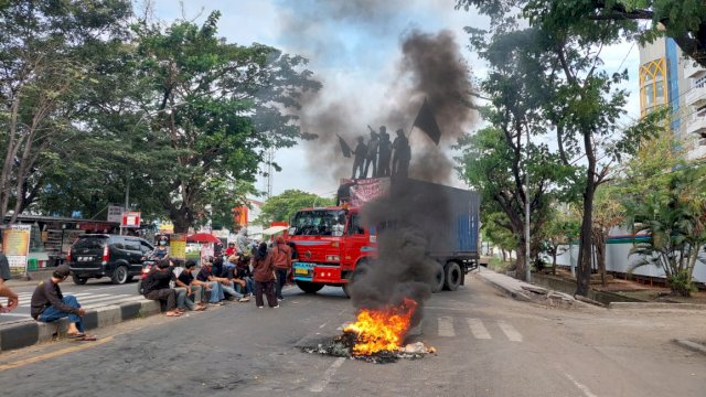 Mahasiswa Demo Lagi, Sandera Truk dan Bakar Ban Hingga Bikin Macet Jalan Sultan Alauddin