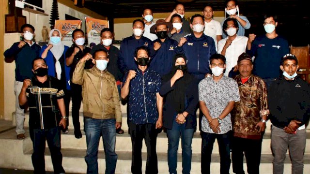 Sejumlah pengusaha terkemuka di Kabupaten Enrekang dipakaikan jaket Partai NasDem oleh Rusdi Masse.